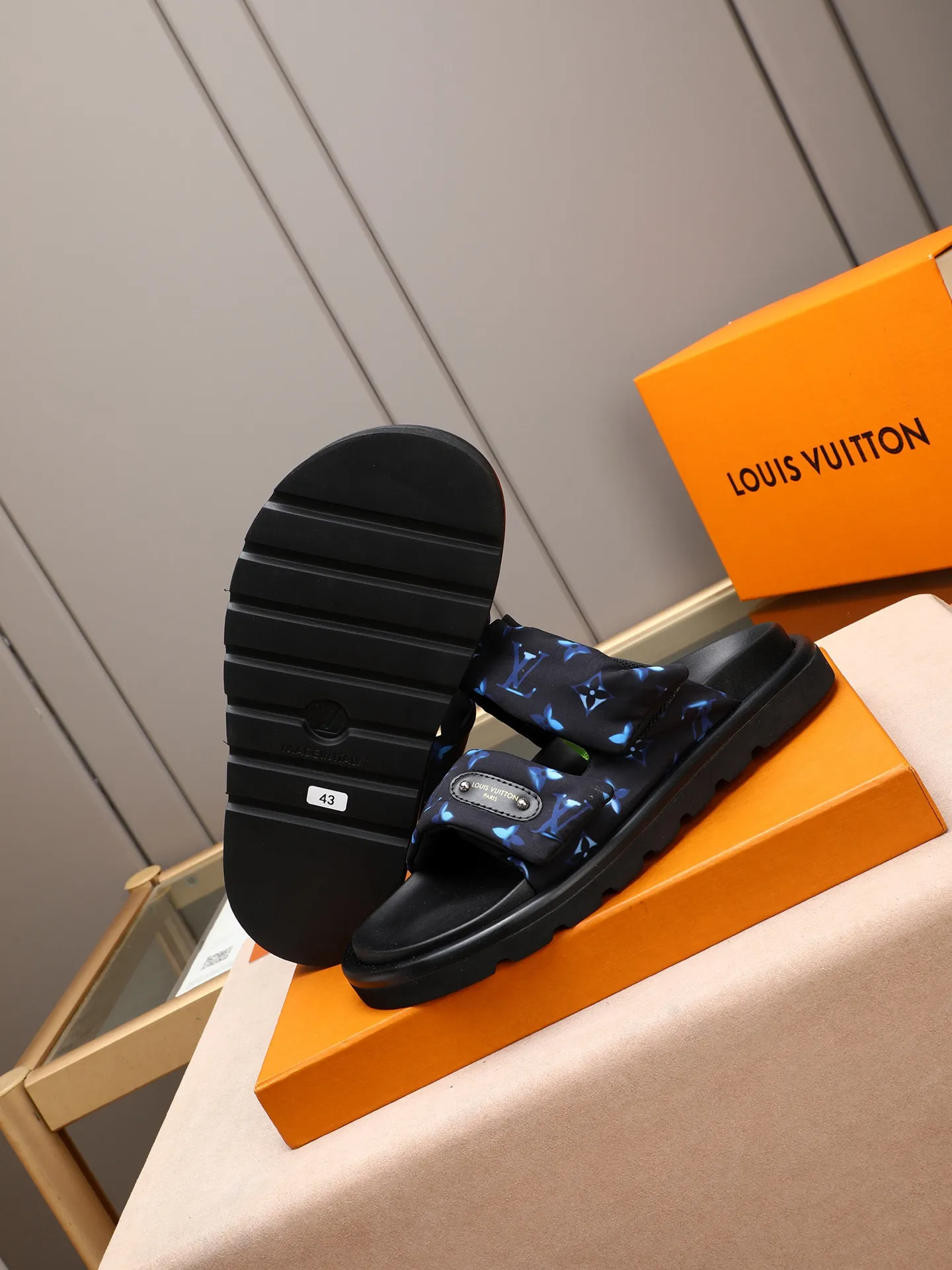 PP360 [LOUIS VUITTON] Louis Vuitton, LV printing, men's and women's slippers are on the market. The drawer box packaging comes with a cloth bag and a card. The upper pattern looks very soft and waxy, and it is a super versatile leg slimming tool. Fabric: imported denim/canvas/old fabric, LV hardware LOGO, official website pattern printing, comfortable to wear, feet: high-elastic PU water table. Sole: foam sole, heel height: about 5cm. Code number: 35-46, 35, 45, 46 are custom-made and non-returnable. Color: multiple colors and styles available.